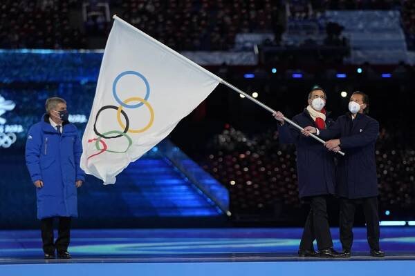 Zimné olympijské hry v Pekingu oficiálne ukončil prezident MOV Thomas Bach. Zimné olympijské hry 2026...