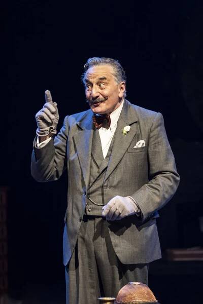 Murder-on-the-Orient-Express-Henry-Goodman-as-Hercule-Poirot-Photo-credit-Johan-Persson-800x1200.jpg