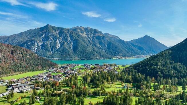 Herbst am Achensee - Blick auf den Golfplatz, der am Beginn des Naturpark Karwendel liegt