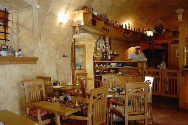 Vybavení restaurací na zakázku. — Svět Pokladů