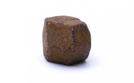 Granát - surový kámen - tmavý