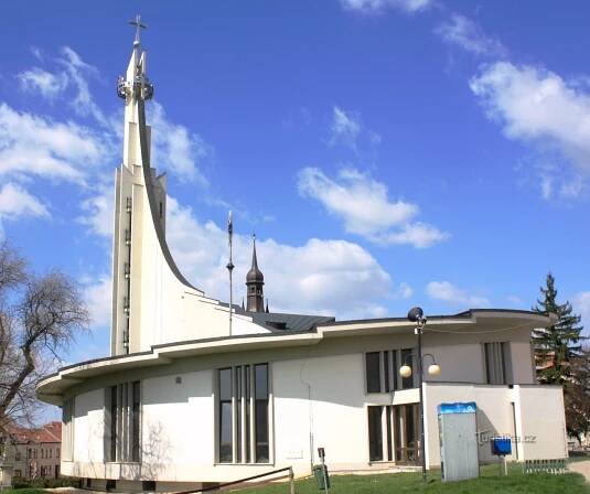 Hustopeče - kostel sv. Václava a sv. Anežky České