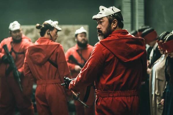 Netflix vydal upoutávku k pokračování Papírového domu. Odehrává se v alternativní blízké budoucnosti - Netflixer