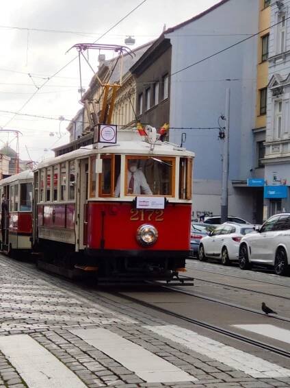 VIDEO: Nejstarší i nové. Průvod připomněl 130 let provozu elektrických tramvají