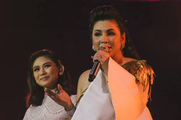 Sarah Geronimo, left, was one of the special guests at Regine Velasquez-Alcasid's 