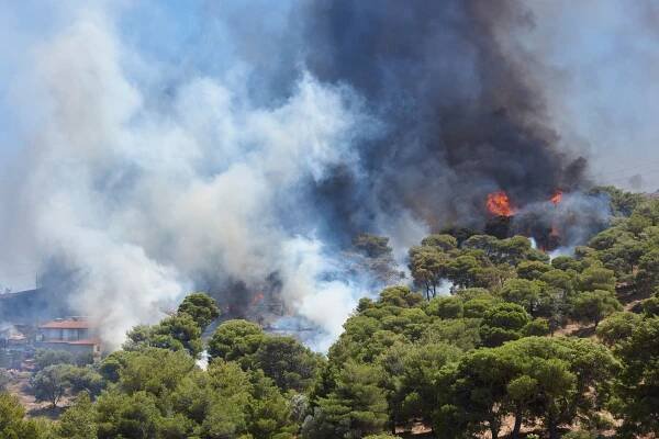 Řecko zasáhly masivní požáry. Hoří Kos i Zakynthos, oheň se přiblížil k hotelům