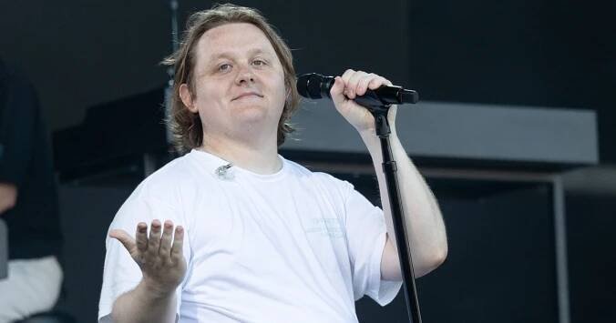 Zpěvák Lewis Capaldi prodlužuje kvůli zdraví pauzu od koncertů