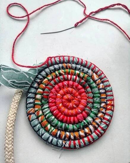 Pin de ricardo naccache em Acessórios artesanais | Tapetes artesanais, Artesanato em tecido, Ideias para artesanato