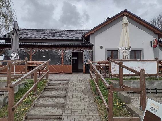 Bývalou nádražní budovu ve Svatobořicích proměnil nový majitel v Restauraci Na Nádraží.
