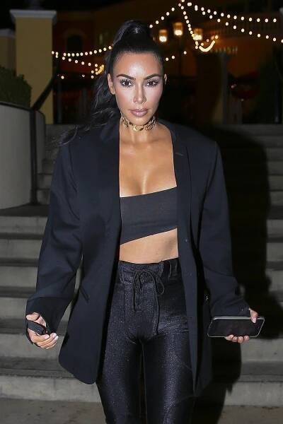 Vyhlazená Kim Kardashian vystavila nadupaný dekolt i vypracované břišáky