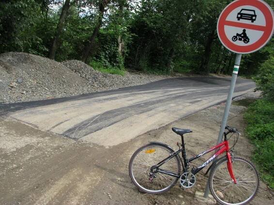 Nehoda cisteren uzavřela část cyklostezky Bečva. Objížďka vede přes Hustopeče
