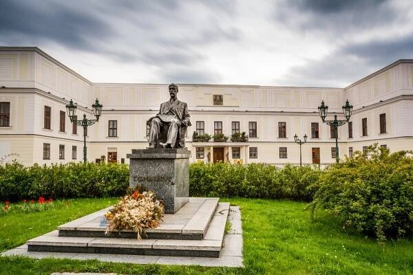 Empírový zámek Fryštát je unikátní památkou svého druhu