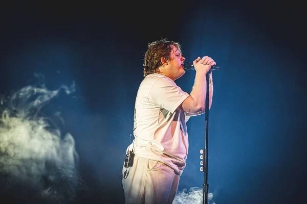 Recenze: Rádiové hity a přisprostlé vtipy. Lewis Capaldi byl v O2 areně perfektní