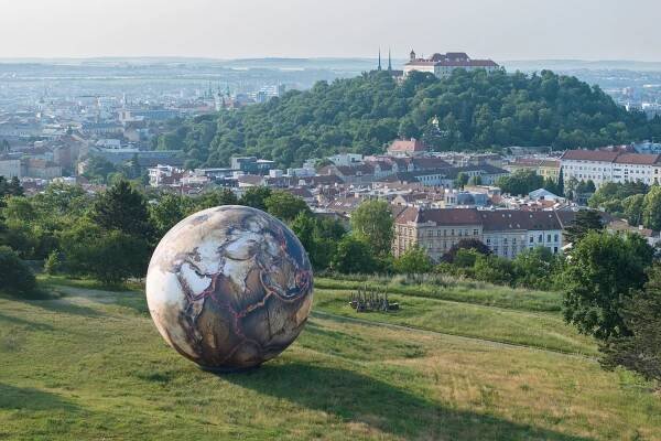 FOTO: Brněnská hvězdárna představuje svého nového nafukovacího obra - Litosféru