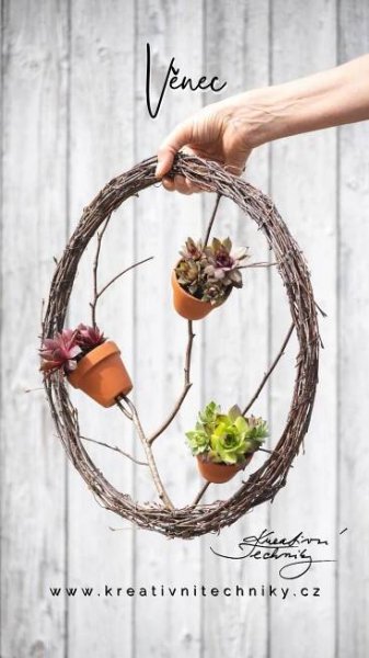 DIY💛 Tip na netradiční věnec  Milujeme netřesky a právě je rozsazujeme do nových nádob. Napadlo nás je naaranžovat i poněkud netradičně a vznikl tento originální věnec. Můžeme jej zavěsit či opřít. Z výsledku máme velkou radost😍 Co na něj říkáte?   Budeme potřebovat • kovový kruh • březová větev • malé květináčky • březové proutí • floristický drát • kleště • zahradnický substrát • netřesky  🚫Do not repost our videos. Thank you❗️  🇬🇧ENG🇬🇧 Tip for an unusual wreath.💛 We love Sempervivum and we...