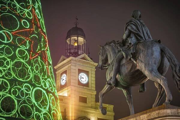 How long do the New Year celebrations last? Until your body gives up. To finish off the night, before going to bed, people like to top up their energy with traditional hot chocolate and churros. Picture: Puerta del Sol of Madrid at Christmas