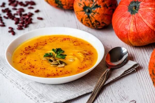Dýňovou polévku můžete dochutit karim nebo chilli, podle chuti Foto: iStock