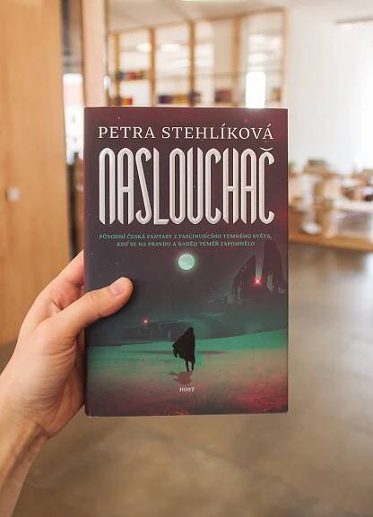 Naslouchač — původní česká fantasy z fascinujícího temného světa, kde se na pravdu a naději téměř zapomnělo