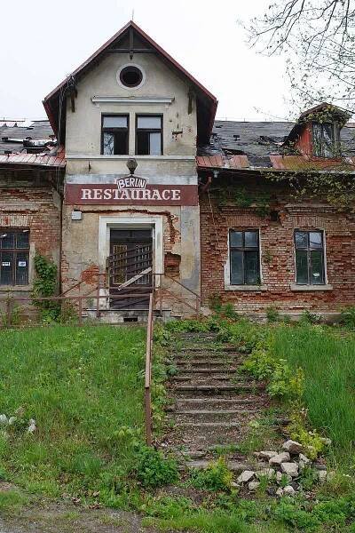 Zchátralá restaurace Berlín v Horním Hanychově v Liberci