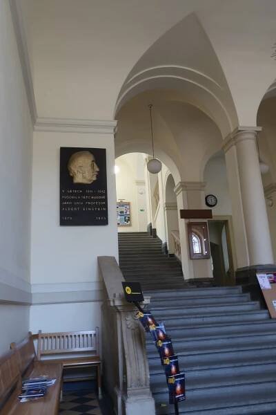 Albert Einstein, Viničná čp. 1594/7