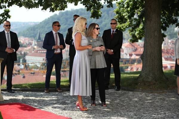 Pirát Bartoš s miminkem děkoval ženě. Gazdík vzal rodinu na vodu, u Babišů mají přírůstek