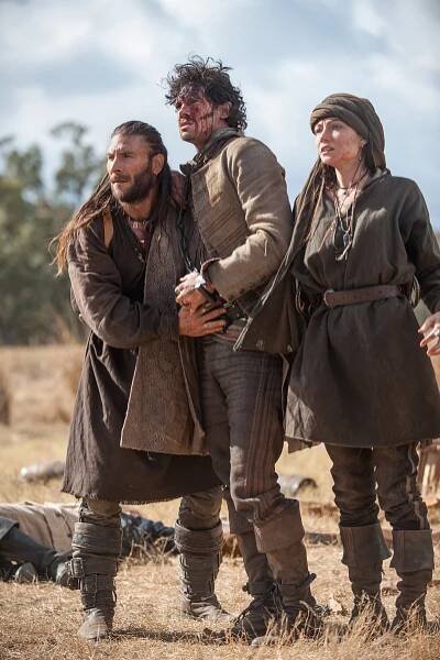 Pod černou vlajkou - Záchrana - Z filmu - Zach McGowan, Toby Schmitz, Clara Paget