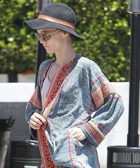 Co se s ní děje? Vanessa Paradis vypadá jako chodící mumie