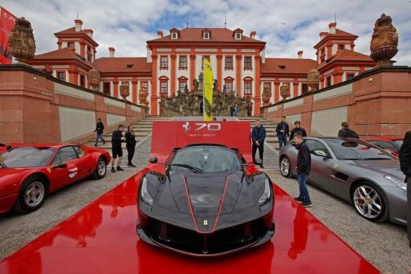 Foto: Prahou projelo 35 supersportů v celkové hodnotě 370 milionů. Oslavily 70. let Ferrari