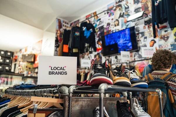 Toto jsou nejlepší second handy v Praze. Najdeš tu trendy Diesel kousky, Pradu i lokální brandy jako Skedda | Galerie 1