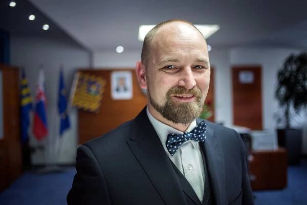 Predsedníctvo OĽaNO sa nestretáva, ľudia sa išli pre vakcínu aj pobiť, hovorí trnavský župan Jozef...