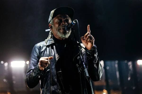 Recenze: Massive Attack v Praze předvedli velkou politickou show, nezapomněli ani na pálení trenýrek