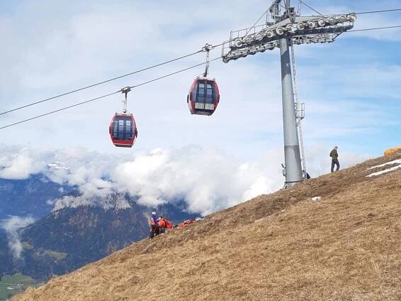 Drama in Tirol - Mit Paragleiter gegen Gondel: Frau (65) sofort tot