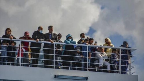 Německá loď se zachráněnými migranty smí zakotvit na Sicílii