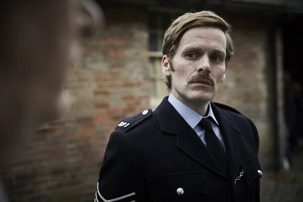 Endeavour - Naděje (S06E01) (2019) | Galerie - Z epizody | ČSFD.cz