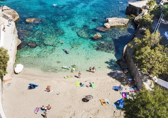 Mallorca letecky: 3* hotel přímo u moře, all inclusive, bazén, denní animační program i diskotéka