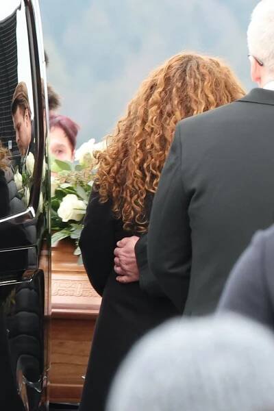 Pohřeb Heleny Zeťové (†44): Nejsilnější momenty! Dojemná slova otčíma Semelky i pieta s půllitrem