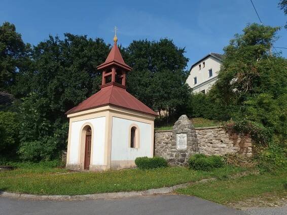 Soubor:Vojtěchov (Lísek), kaple a pomník.jpg – Wikipedie