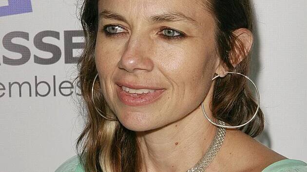 Justine Bateman kritizuje pomoc Harryho a Meghan - iDNES.cz