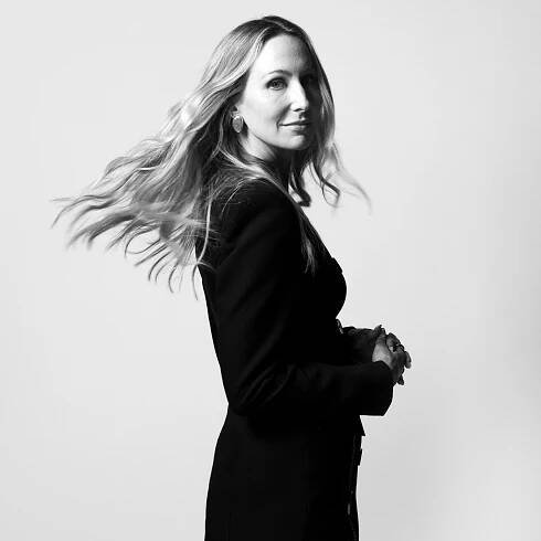 Nikki Glaser Wants to Kill as Host of the Globes. Is She Overthinking It?