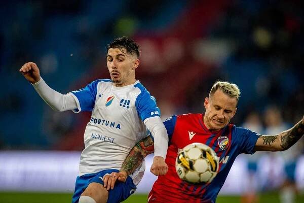 Utkání 27. kola první fotbalové ligy: Baník Ostrava - Viktoria Plzeň, 16. dubna 2023, Ostrava. Zleva Srdjan Plavšič z Ostravy