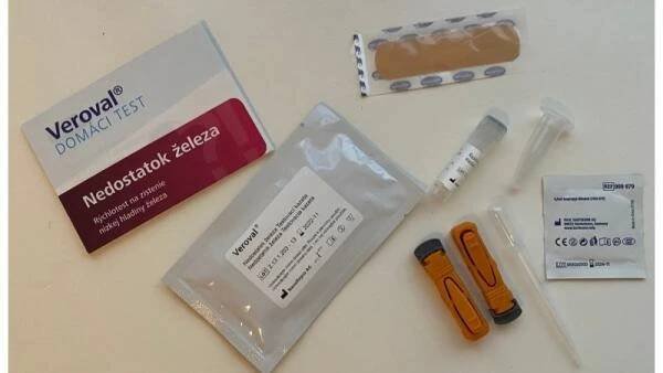 Obsah balení domácího testu na nedostatek železa. Zdroj: Redakce