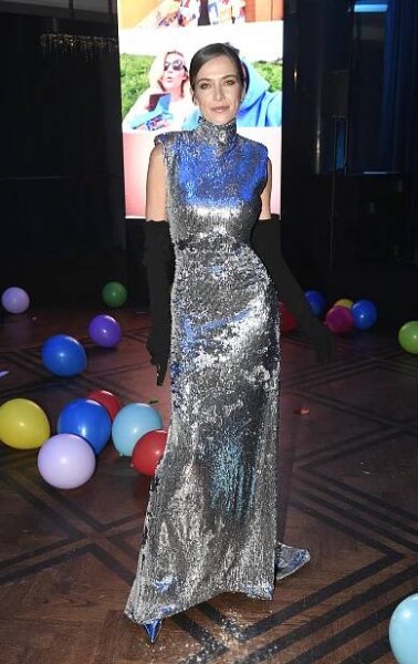 Ve stříbrném modelu zářila jako disco koule: Krásná Andrea Bezděková má novou profesi, začala s moderováním