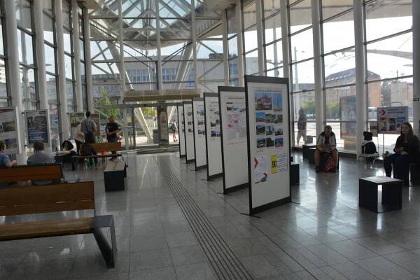 Čekání na autobus zkrátí výstava. Na Terminálu jsou k vidění historické fotografie hradecké MHD