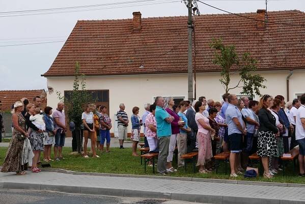 Sváteční mše před kaplí sv. Anny | Obec Vrbice