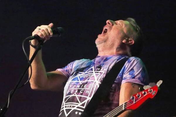 FOTOREPORT: Peter Hook na brněnské Flédě oživil New Order i Joy Division