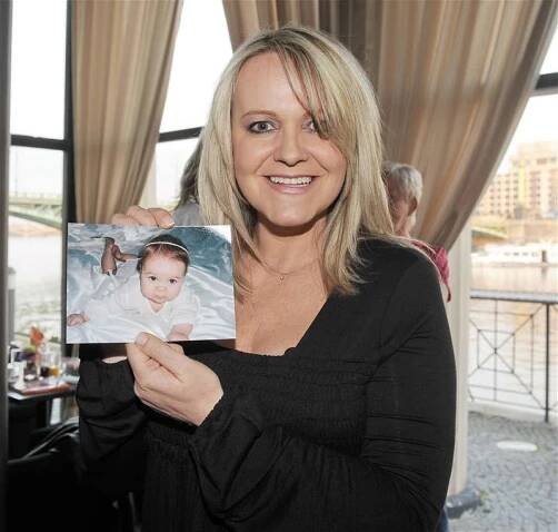 Lenka Hornová s fotografií dcery Laury, po jejímž narození se jí prsa zvětšila z velikosti C na velikost F