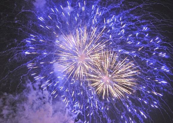 Nebe nad Prahou rozzářil novoroční ohňostroj