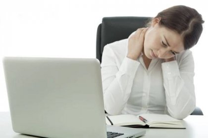 Mladá bruneta obchodní žena má bolesti krku za počítač — Stock obrázek