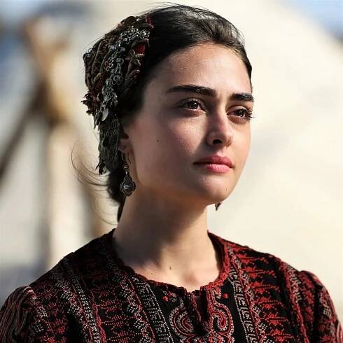Esra Bilgiç Height, Weight, Age (Turkish Celebrities) - Celebrity Caster 2025