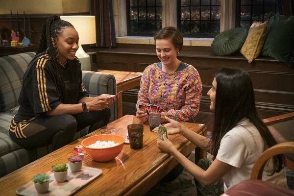 Holky z vejšky - Série 1 - Welcome to Essex - Z filmu - Alyah Chanelle Scott, Pauline Chalamet, Amrit Kaur